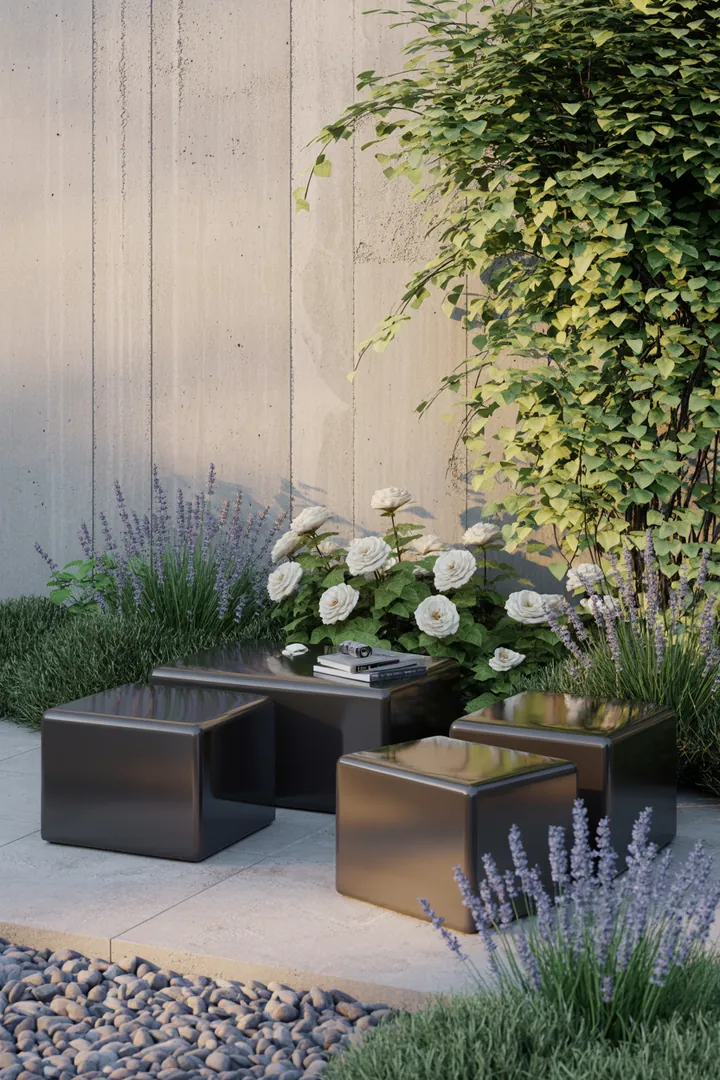 Bunte Holzstücke auf einer Werkbank, bereit für eine Auffrischung durch Pflegeprodukte, die den Glanz und den Schutz der Gartenmöbel verbessern.