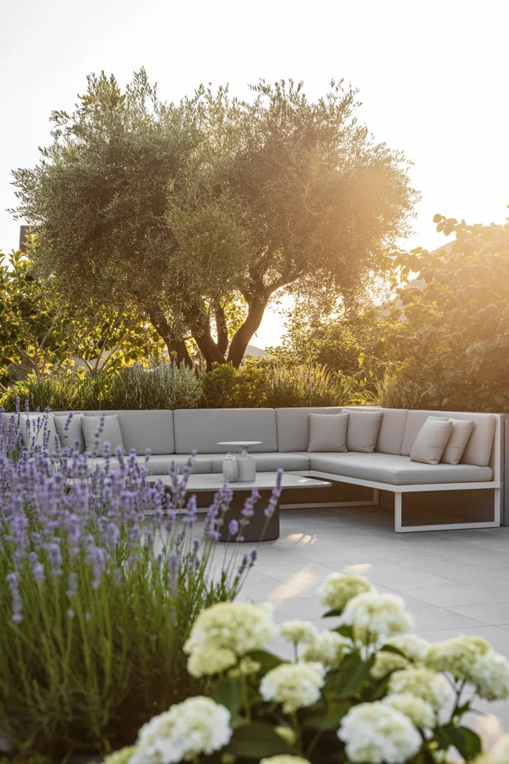 Elegante, zeitgemäße Möbel für den Außenbereich, die durch ihren minimalistischen Stil und trendige Designs bestechen. Ideal für entspannte Loungemomente.