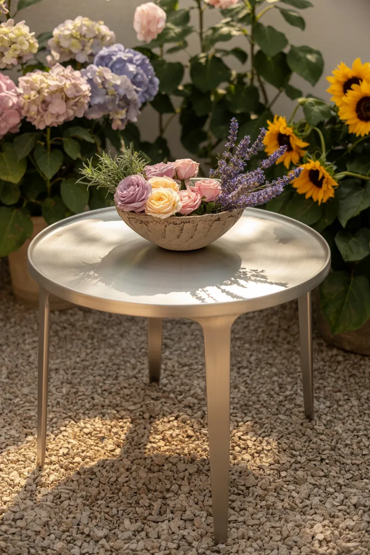 Elegante Sitzgelegenheit für den Außenbereich, die mit ihrem zeitgemäßen, schlichten Stil und hochwertigen Materialien überzeugt. Perfekt für trendbewusste Wohnräume.