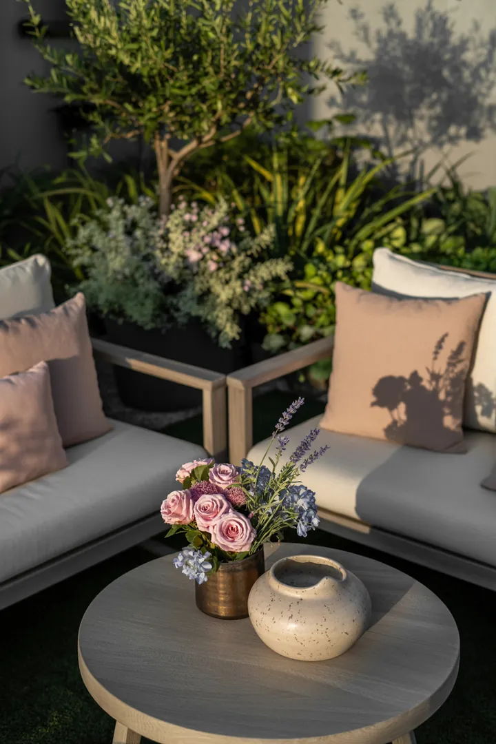 Elegante, zeitgemäße Sitzgelegenheit für den Außenbereich, die durch ihr schlichtes Design und trendige Akzente besticht. Ideal für stilvolle Entspannung.