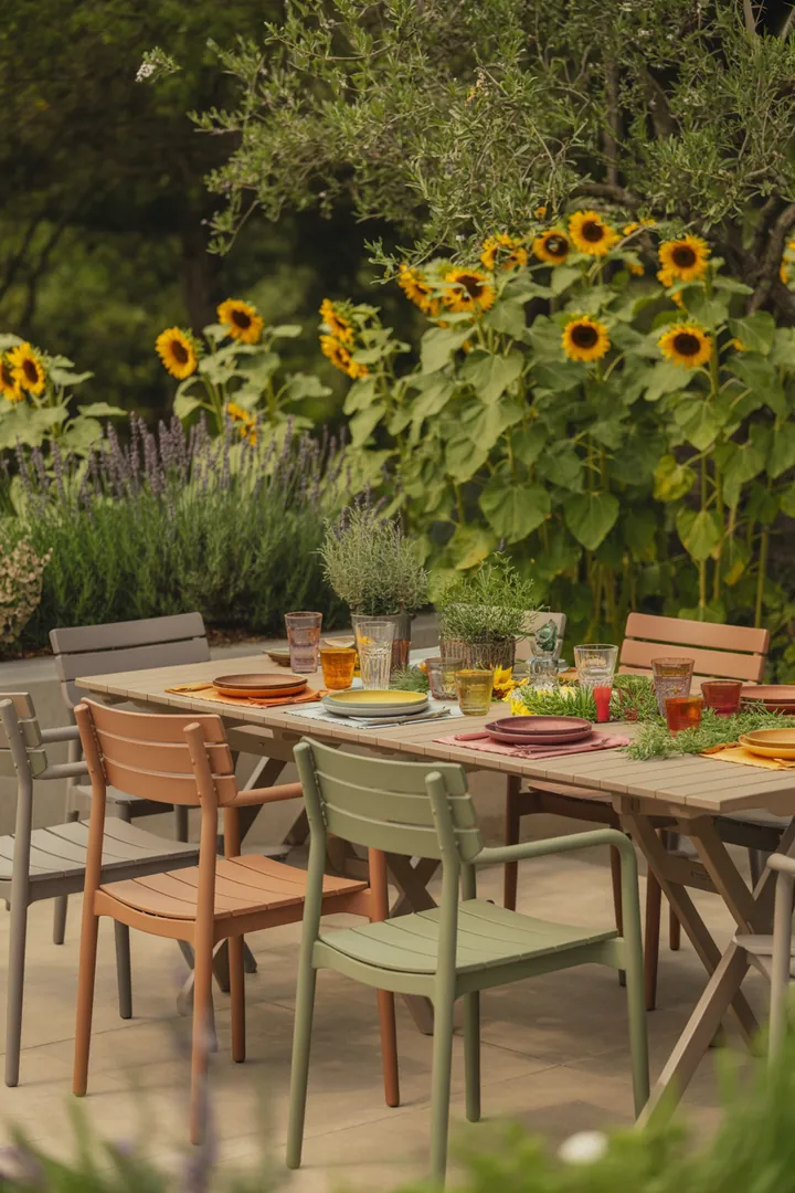 Elegante, stilvolle Möbel für den Außenbereich, die durch ihr minimalistisches Design und modernen Stil bestechen – ideal für entspannte Momente.