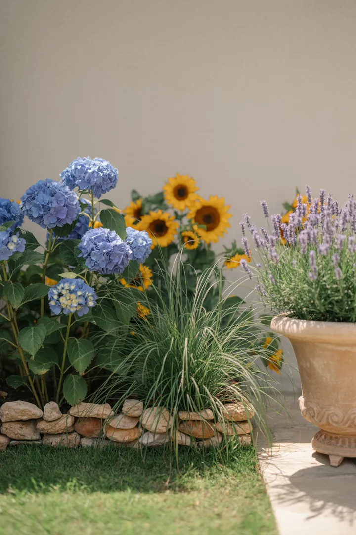 Ein gepflegter Gartenbereich mit dekorativer Umrandung, kombiniert mit Kräutern, bunten Pflanzen und modernen Pflanzbehältern, um Unkraut zu unterdrücken.