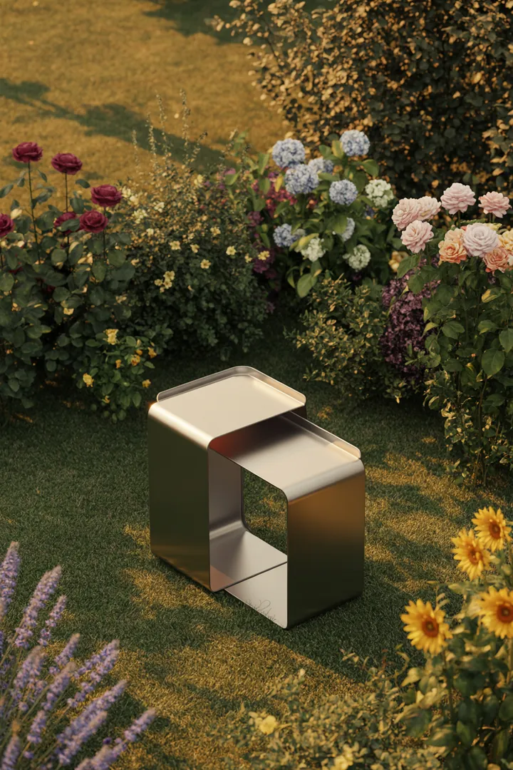 Elegante Outdoor-Möbel aus edlen Materialien, kombiniert mit hochwertigem Edelstahl und Aluminium, für einen luxuriösen Gartenstil.